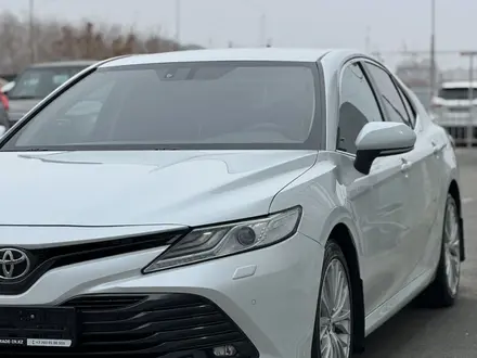 Toyota Camry 2021 года за 13 000 000 тг. в Актобе