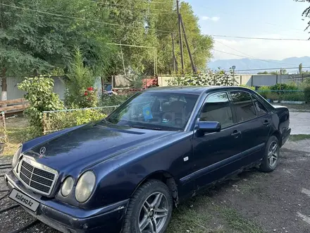 Mercedes-Benz E 220 1996 годаүшін900 000 тг. в Тараз – фото 2