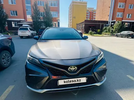 Toyota Camry 2021 года за 13 900 000 тг. в Актобе – фото 3