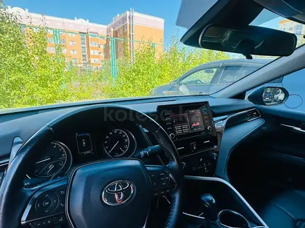 Toyota Camry 2021 года за 13 900 000 тг. в Актобе – фото 6