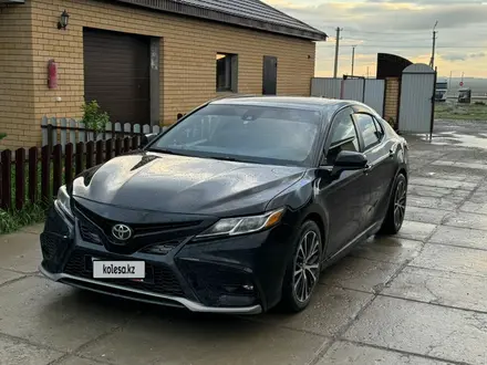 Toyota Camry 2019 года за 8 000 000 тг. в Актобе – фото 2