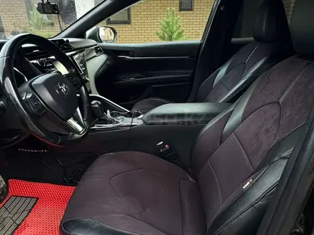 Toyota Camry 2019 года за 8 000 000 тг. в Актобе – фото 12