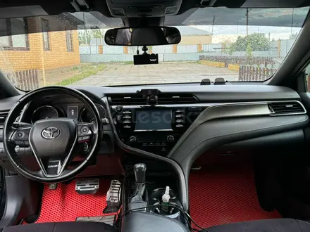 Toyota Camry 2019 года за 8 000 000 тг. в Актобе – фото 13
