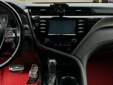 Toyota Camry 2019 года за 8 000 000 тг. в Актобе – фото 14