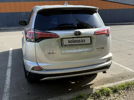 Toyota RAV4 2017 года за 10 200 000 тг. в Петропавловск – фото 4