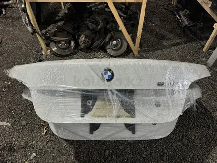 Крышка багажника на BMW E60 за 15 000 тг. в Алматы