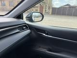 Toyota Camry 2021 годаfor12 500 000 тг. в Актобе – фото 4