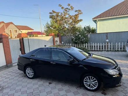Toyota Camry 2015 года за 11 000 000 тг. в Атырау – фото 3