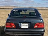 Mercedes-Benz E 200 1997 года за 2 400 000 тг. в Караганда – фото 4