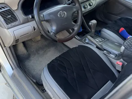 Toyota Camry 2004 года за 5 000 000 тг. в Актобе – фото 12