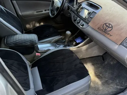 Toyota Camry 2004 года за 5 000 000 тг. в Актобе – фото 18