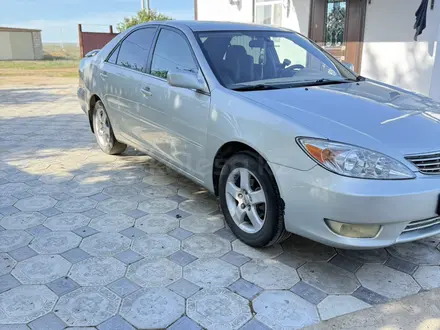 Toyota Camry 2004 года за 5 000 000 тг. в Актобе – фото 2