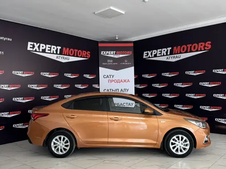 Hyundai Accent 2018 года за 6 500 000 тг. в Атырау – фото 2