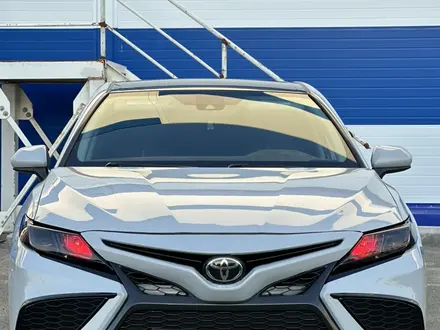 Toyota Camry 2019 года за 9 850 000 тг. в Атырау – фото 3