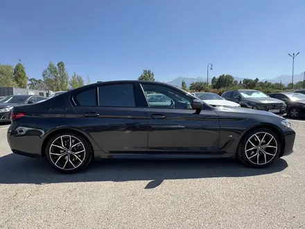 BMW 530 2022 года за 23 000 000 тг. в Алматы – фото 4