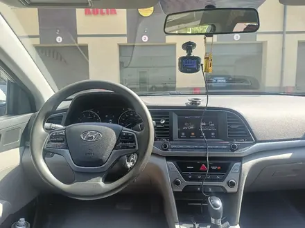 Hyundai Elantra 2017 года за 4 000 000 тг. в Уральск – фото 11