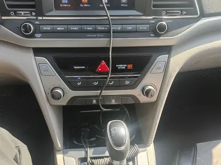 Hyundai Elantra 2017 года за 4 000 000 тг. в Уральск – фото 16