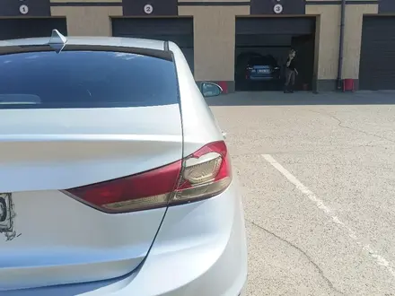 Hyundai Elantra 2017 года за 4 000 000 тг. в Уральск – фото 5