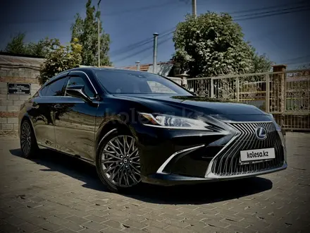 Lexus ES 300h 2019 года за 20 000 000 тг. в Алматы
