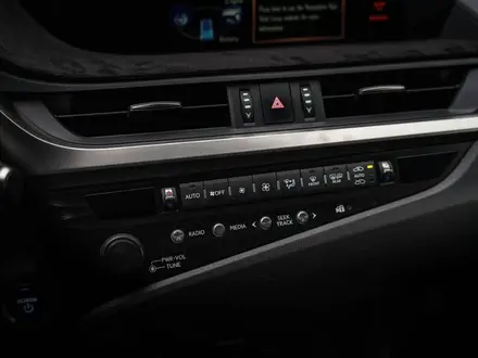 Lexus ES 300h 2019 года за 20 000 000 тг. в Алматы – фото 18