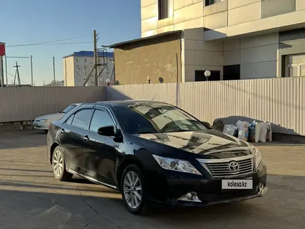 Toyota Camry 2013 года за 9 000 000 тг. в Атырау – фото 2