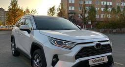 Toyota RAV4 2021 годаfor15 000 000 тг. в Актобе