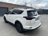 Toyota RAV4 2015 года за 8 000 000 тг. в Уральск – фото 2