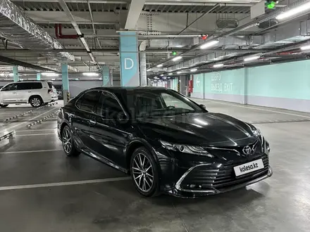 Toyota Camry 2021 года за 14 900 000 тг. в Алматы – фото 4