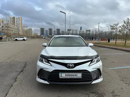 Toyota Camry 2023 года за 16 850 000 тг. в Астана – фото 2