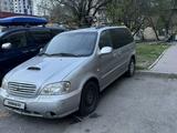 Kia Carnival 2003 года за 1 100 000 тг. в Алматы – фото 2