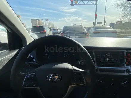 Hyundai Accent 2019 года за 7 000 000 тг. в Актобе – фото 12