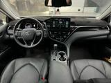 Toyota Camry 2023 года за 17 500 000 тг. в Атырау – фото 4