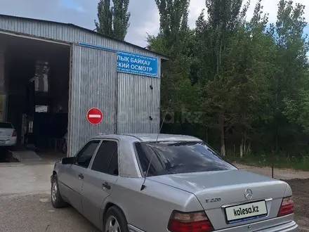 Mercedes-Benz E 220 1995 года за 3 200 000 тг. в Шиели – фото 3