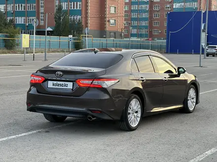 Toyota Camry 2018 года за 13 500 000 тг. в Актобе – фото 9