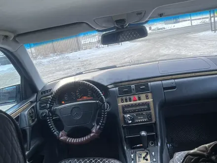 Mercedes-Benz E 320 1998 года за 3 200 000 тг. в Атырау – фото 11