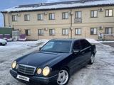 Mercedes-Benz E 320 1998 года за 3 200 000 тг. в Атырау – фото 3