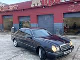 Mercedes-Benz E 320 1998 года за 3 200 000 тг. в Атырау – фото 2