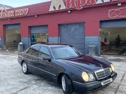 Mercedes-Benz E 320 1998 года за 3 200 000 тг. в Атырау – фото 2
