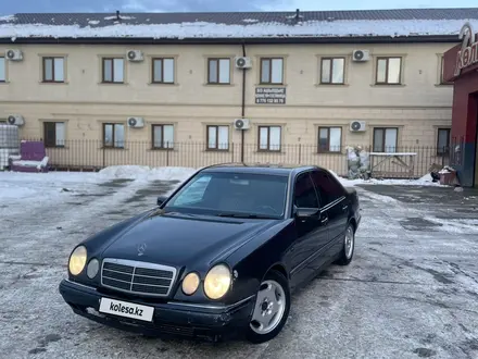 Mercedes-Benz E 320 1998 года за 3 200 000 тг. в Атырау – фото 6