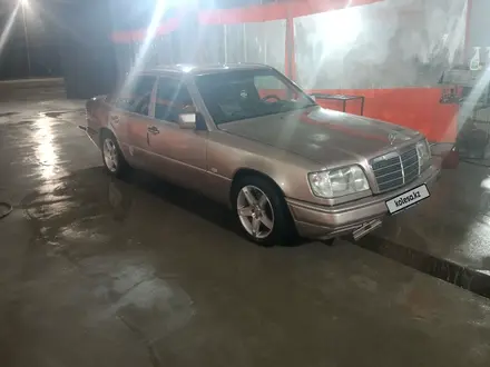 Mercedes-Benz E 280 1995 года за 2 100 000 тг. в Шу – фото 2