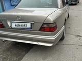 Mercedes-Benz E 220 1994 года за 1 650 000 тг. в Алматы – фото 3