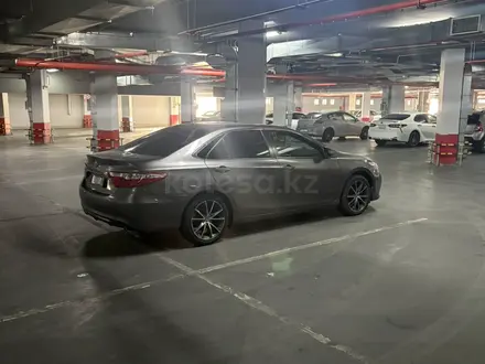 Toyota Camry 2017 года за 7 300 000 тг. в Жанаозен – фото 3