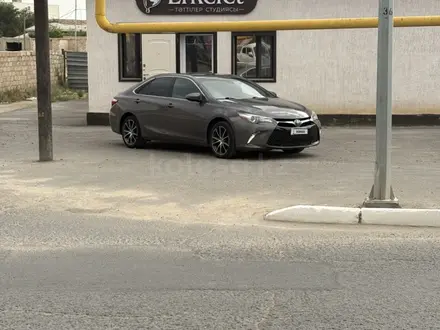 Toyota Camry 2017 года за 7 300 000 тг. в Жанаозен – фото 2