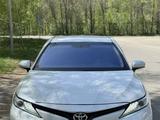 Toyota Camry 2018 года за 13 500 000 тг. в Талдыкорган – фото 2