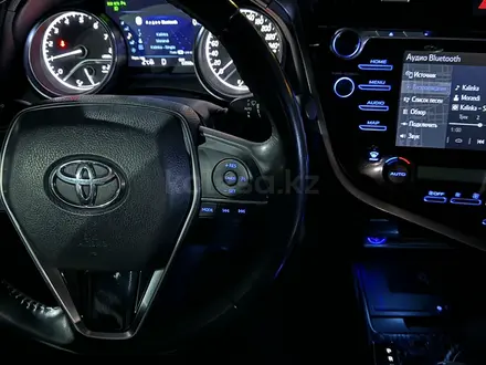 Toyota Camry 2018 года за 13 900 000 тг. в Алматы – фото 6