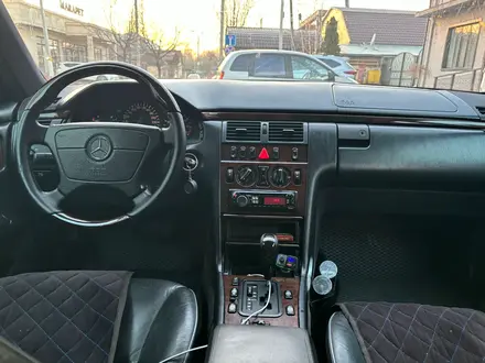 Mercedes-Benz E 320 1997 года за 3 800 000 тг. в Тараз – фото 11