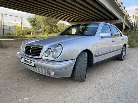 Mercedes-Benz E 230 1998 года за 2 950 000 тг. в Уральск – фото 2