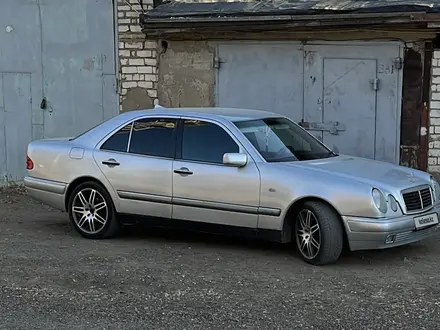 Mercedes-Benz E 230 1998 года за 2 850 000 тг. в Уральск