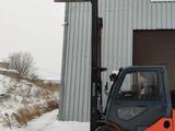 Toyota  32-8FG25 2,5 тонны 4,5 метра Газ-Бензин Кабина Цельнолитые шины 2020 годаүшін13 500 000 тг. в Астана – фото 2