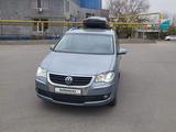 Volkswagen Touran 2007 года за 4 500 000 тг. в Алматы – фото 3